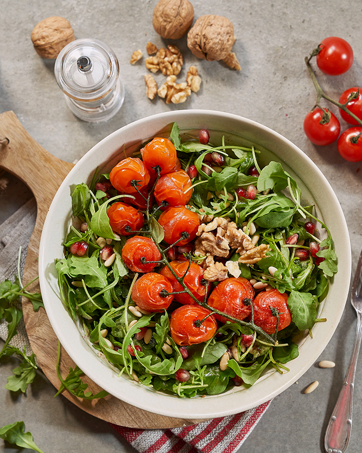 THE RECIPE IS SIMPLE: ARUGULA SALAD, pomegranate & vinaigrette